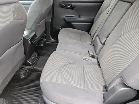 Used 2023 Toyota Highlander LE image 29