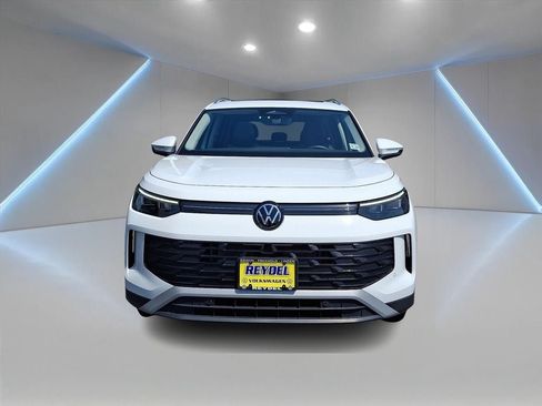 New 2026 Volkswagen Tiguan SE w/ Panoramic Sunroof Package AWD/4WD image 2