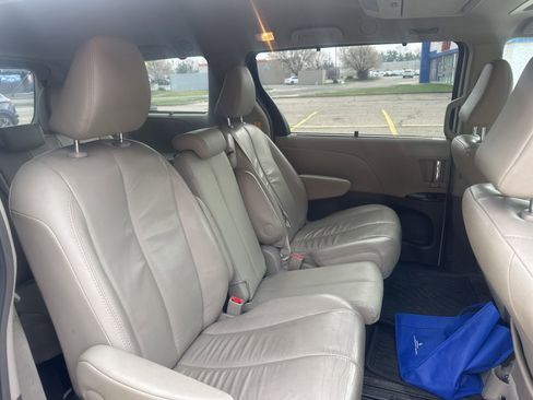 Used 2013 Toyota Sienna XLE w/ Entertainment Pkg image 12