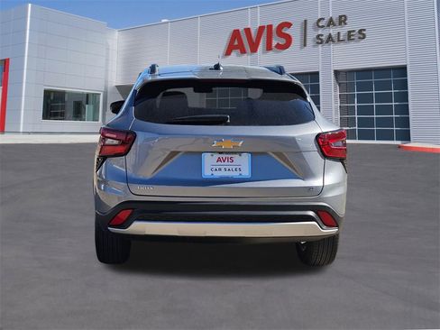 Used 2025 Chevrolet Trax LT w/ LT Convenience Package image 5