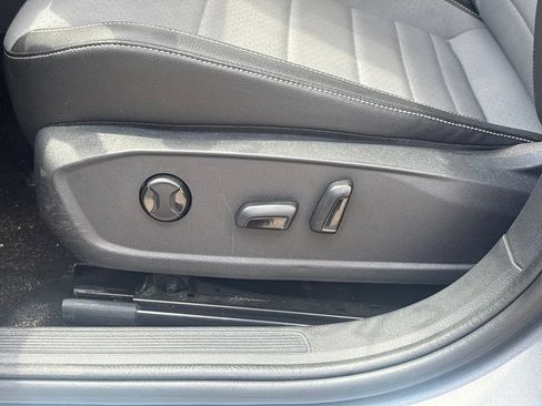 Used 2025 Volkswagen Jetta SE FWD image 13