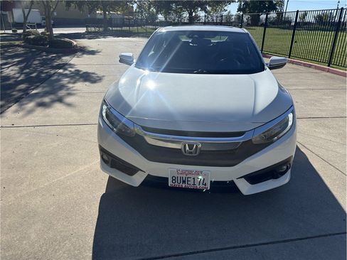 Used 2018 Honda Civic Touring image 3
