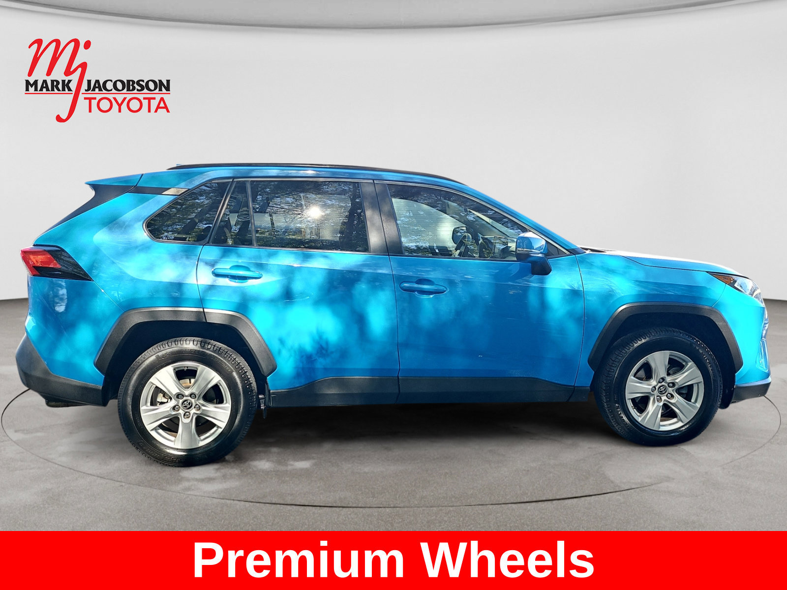 Used 2019 Toyota RAV4 XLE w/ Convenience Package FWD image 6