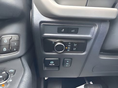 Used 2024 Ford Expedition XLT image 34