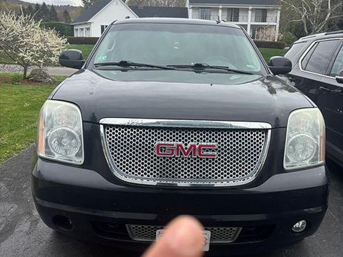 Used 2011 GMC Yukon XL Denali AWD/4WD image 2