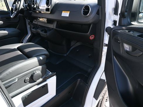 Used 2025 Mercedes-Benz Sprinter 2500 image 19