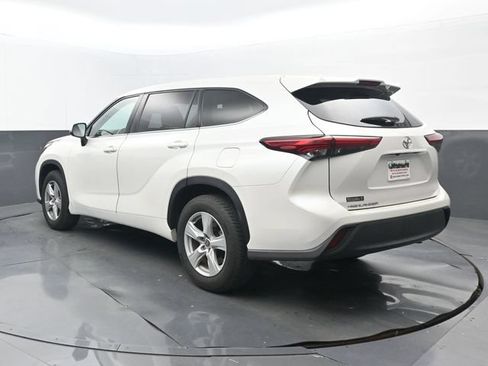 Used 2020 Toyota Highlander LE FWD image 3