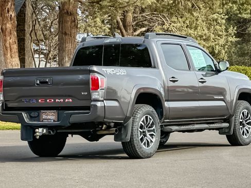 Used 2022 Toyota Tacoma TRD Sport w/ TRD Premium Sport Package image 4