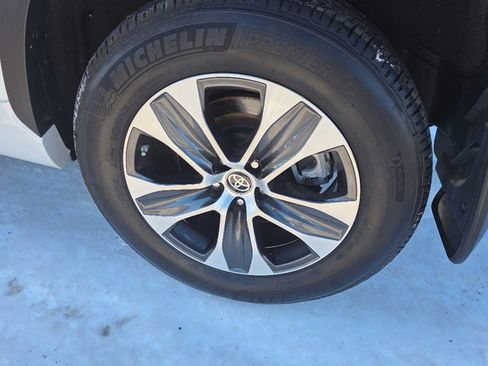 Used 2023 Toyota Highlander L image 6