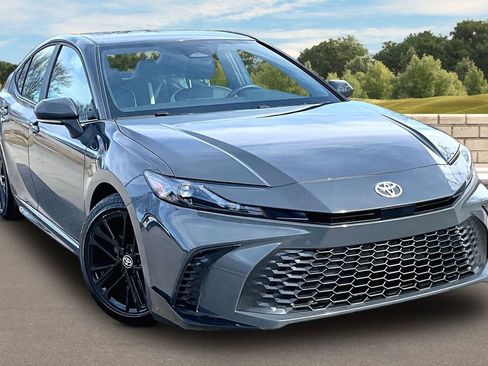 Used 2025 Toyota Camry SE image 2