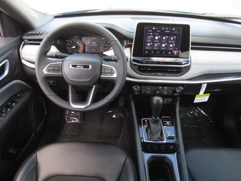 Used 2025 Jeep Compass Latitude image 17