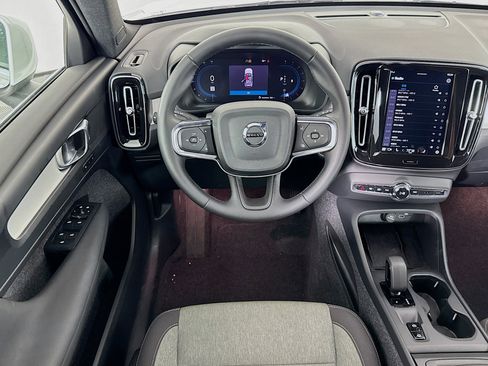 Used 2025 Volvo XC40 B5 Core image 16