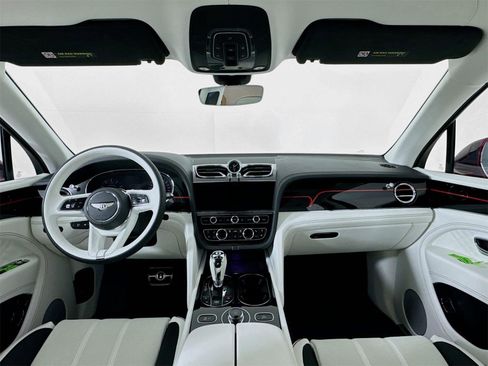Used 2025 Bentley Bentayga image 4