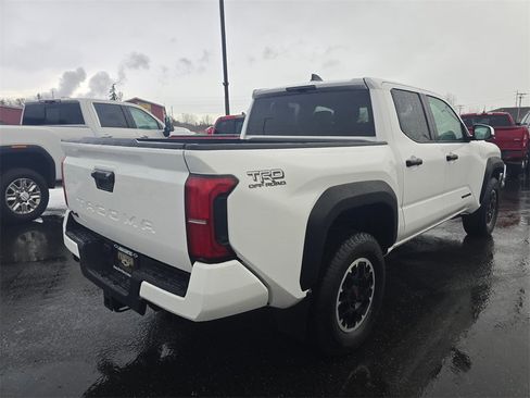 Used 2024 Toyota Tacoma TRD Off-Road image 3