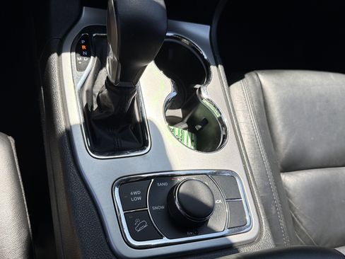 Used 2019 Jeep Grand Cherokee Limited AWD/4WD image 23