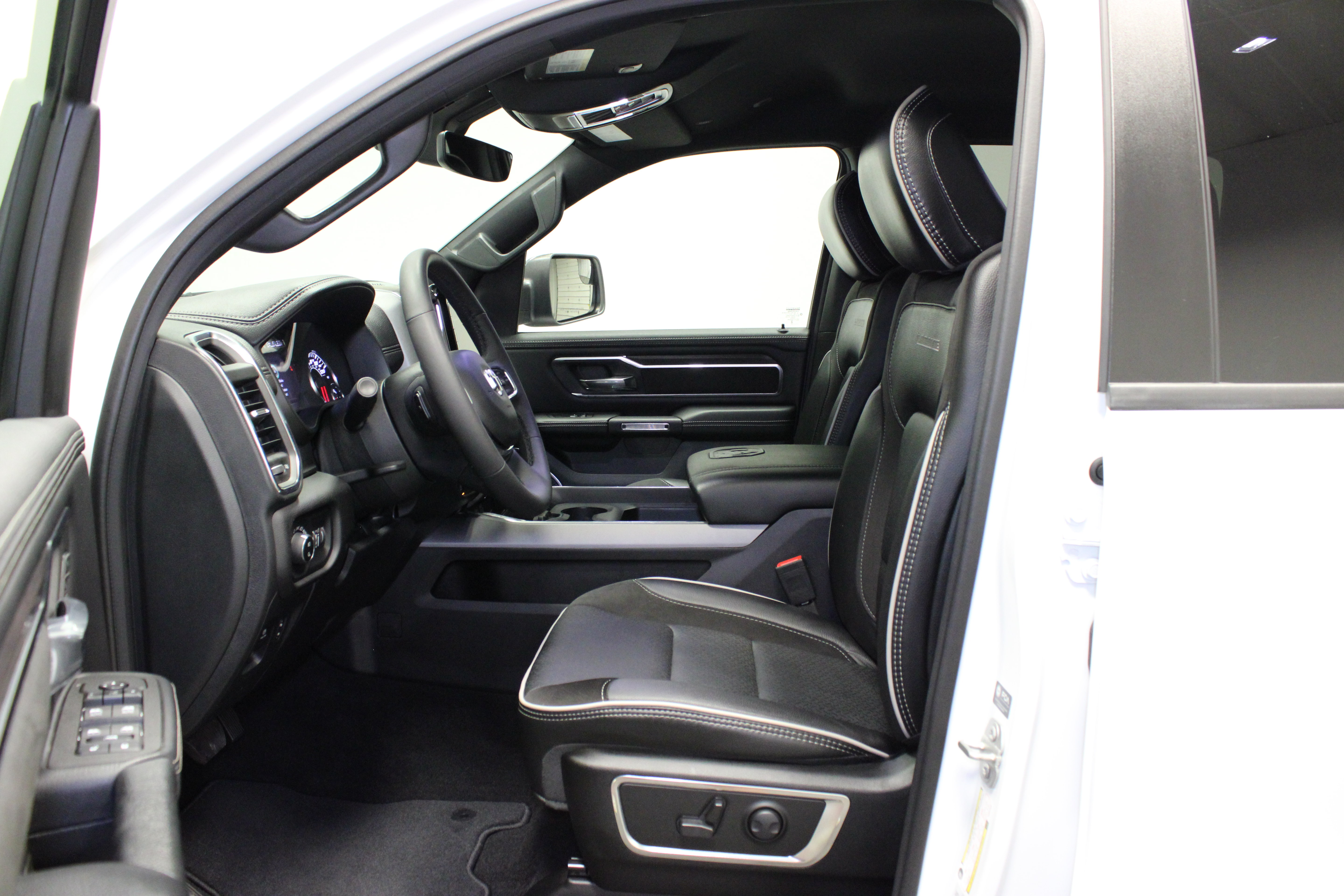 Used 2025 RAM 1500 Laramie AWD/4WD image 19