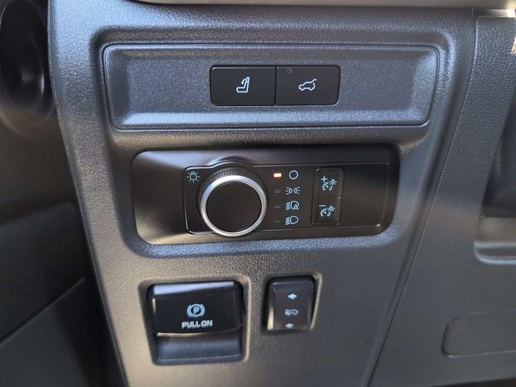 Used 2024 Ford Expedition XLT RWD image 28
