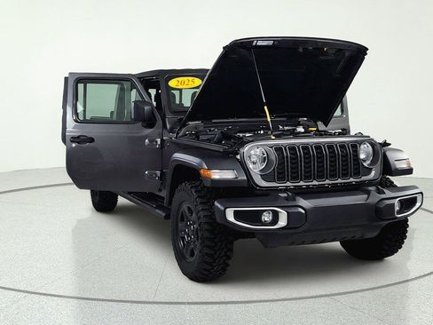 Used 2025 Jeep Gladiator Sport AWD/4WD image 9