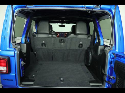 Used 2022 Jeep Wrangler Unlimited Rubicon w/ Cold Weather Group image 14