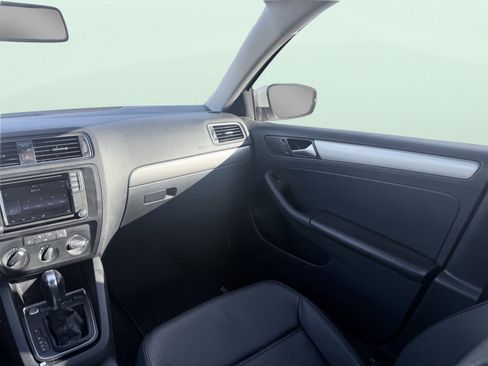 Used 2017 Volkswagen Jetta SE image 54