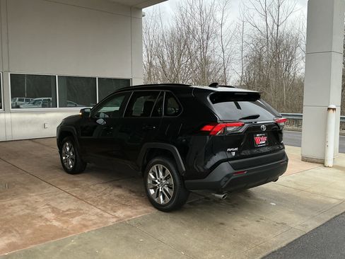 Used 2022 Toyota RAV4 XLE Premium image 20
