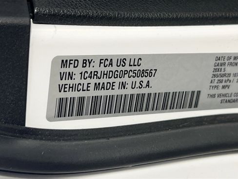 Used 2023 Jeep Grand Cherokee Overland w/ Luxury Tech Group IV AWD/4WD image 34