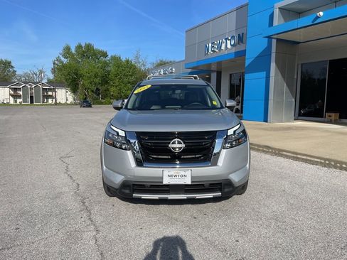 Used 2025 Nissan Pathfinder SL image 2
