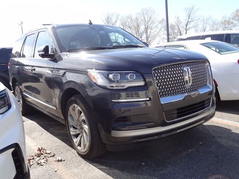 Used 2024 Lincoln Navigator Reserve image 1