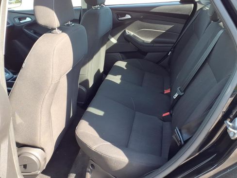 Used 2017 Ford Focus SE w/ Cold Weather Package FWD image 5