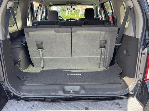 Used 2010 Nissan Pathfinder SE image 15