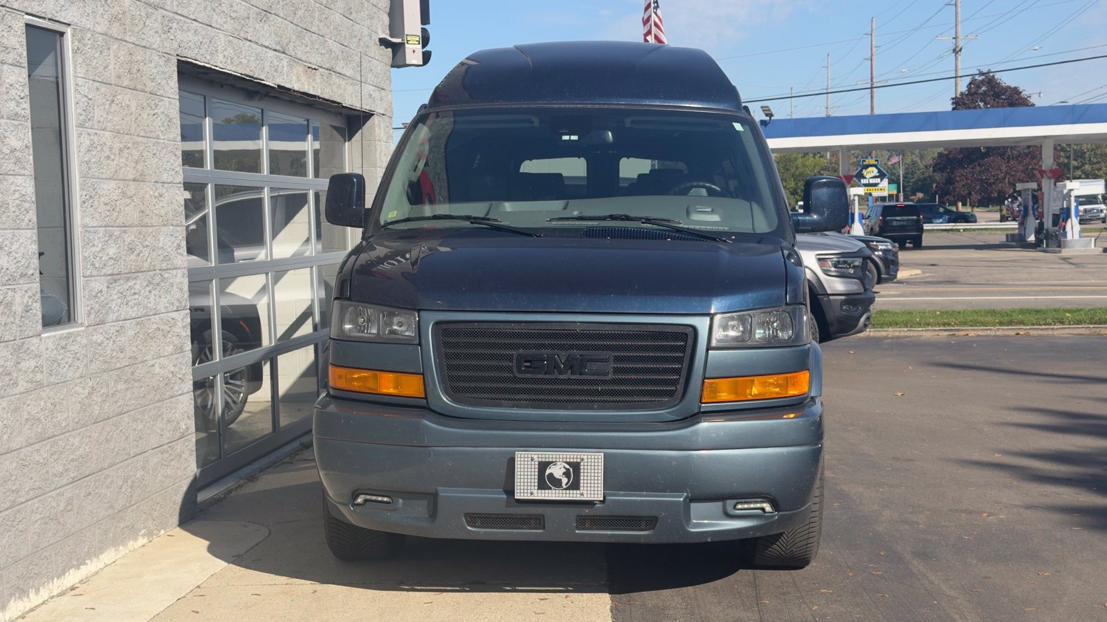 Used 2024 GMC Savana 2500 RWD image 2