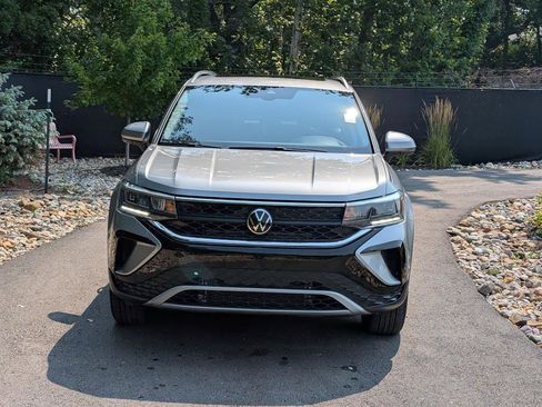 Certified 2024 Volkswagen Taos SE w/ Panoramic Sunroof Package image 9