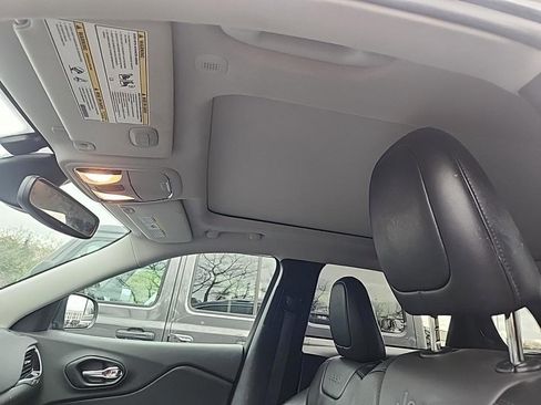 Used 2021 Jeep Cherokee Limited image 2