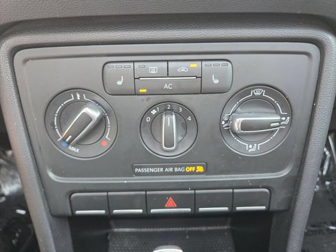 Used 2012 Volkswagen Beetle 2.5 FWD image 32