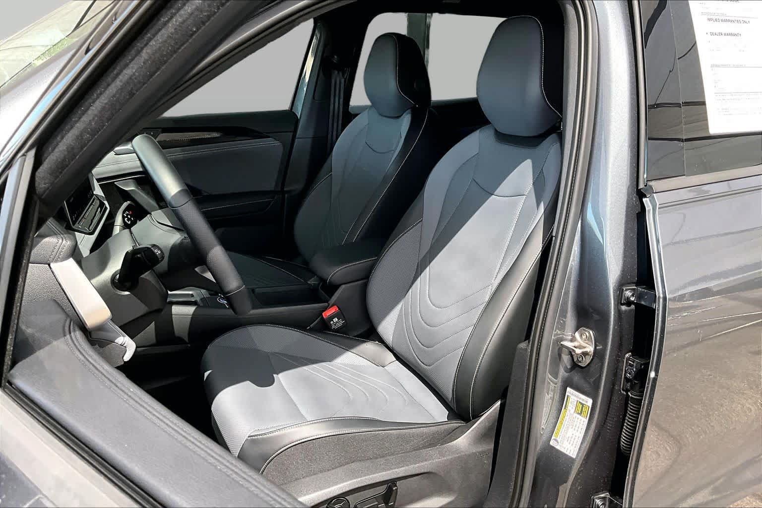 Used 2025 Volkswagen Tiguan SE R-Line FWD image 8