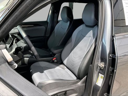 Used 2025 Volkswagen Tiguan SE R-Line FWD image 8