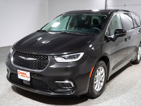 Used 2023 Chrysler Pacifica Touring-L image 32