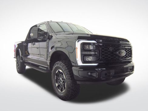 Used 2025 Ford F250 Lariat w/ Tremor Off-Road Package image 4