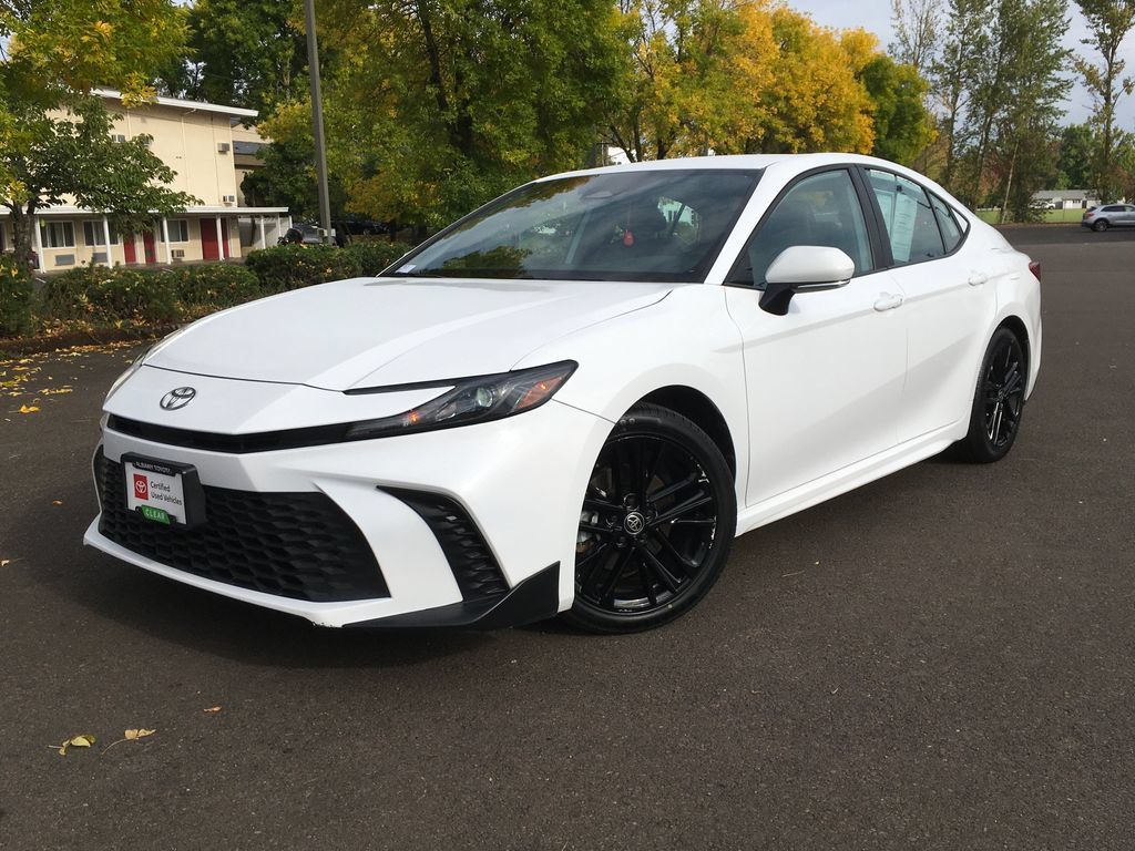 Used 2025 Toyota Camry SE FWD image 1