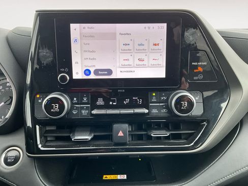 Used 2024 Toyota Highlander XLE image 17