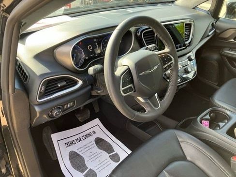 Used 2025 Chrysler Pacifica Select FWD image 14