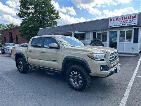 Used 2017 Toyota Tacoma TRD Off-Road w/ Premium & Technology Package AWD/4WD image 1