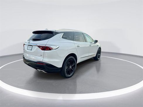 Used 2024 Buick Enclave Essence image 8