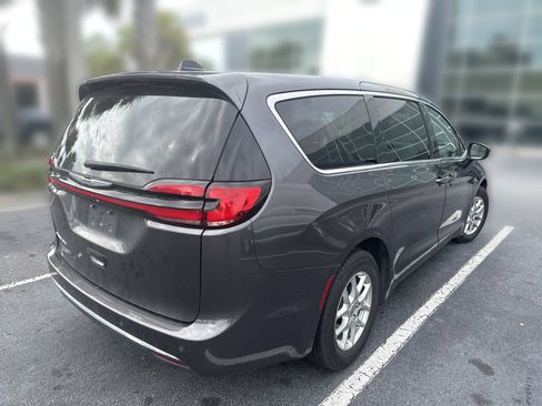 Used 2023 Chrysler Pacifica Touring-L FWD image 4