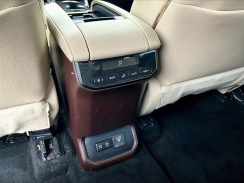 Used 2021 Toyota Highlander Limited AWD/4WD image 10