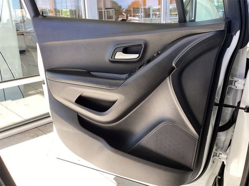 Certified 2022 Chevrolet Trax LS w/ Tint and Cruise Package image 21