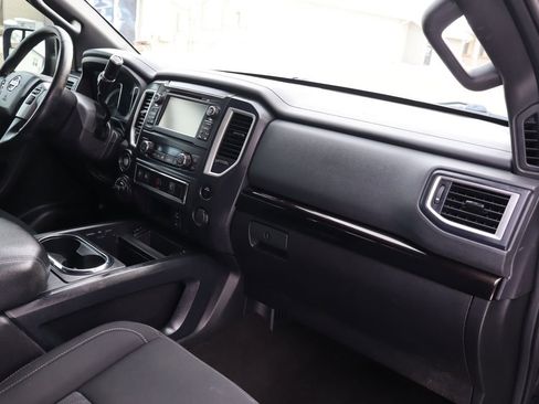 Used 2018 Nissan Titan SV w/ SV Convenience Package image 18