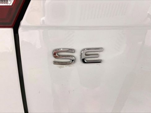 Used 2024 Volkswagen Tiguan SE w/ Panoramic Sunroof Package FWD image 8