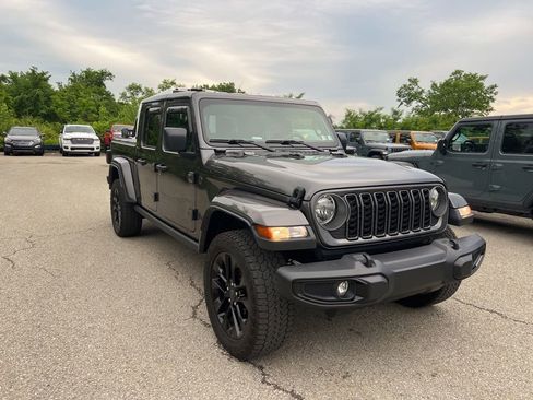 Used 2025 Jeep Gladiator Mojave AWD/4WD image 1