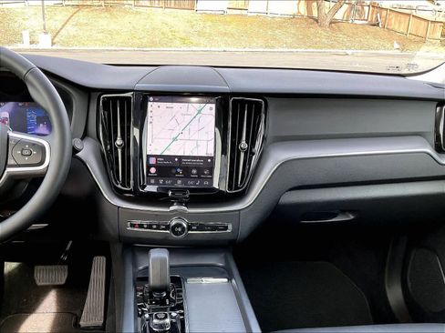 Used 2025 Volvo XC60 B5 Core image 9